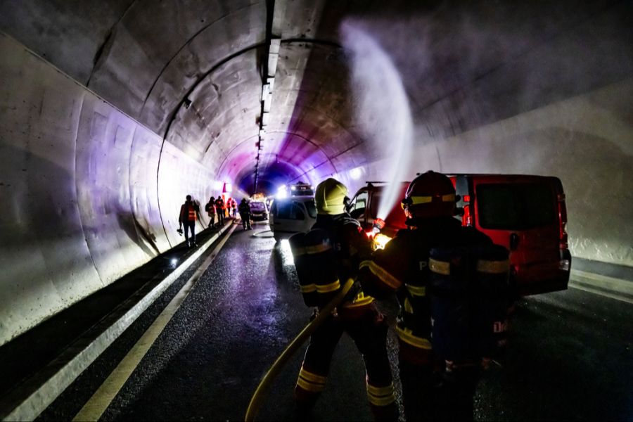 Die Feuerwehr musste einen Brand nach einer Frontalkollision löschen.