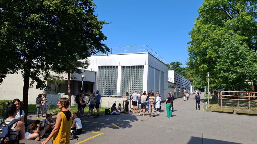 Die Polizei befragt derweil Zeugen.