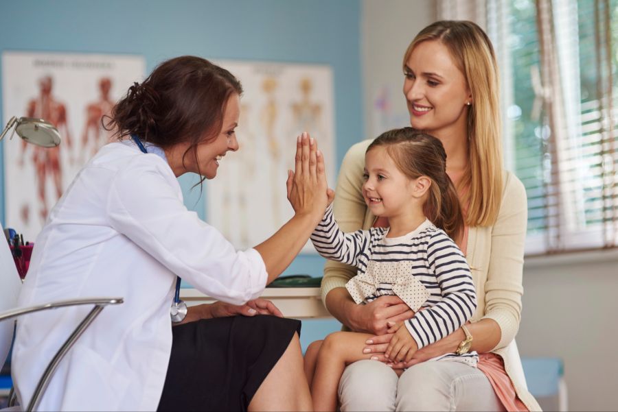 mutter mit tochter bei der kinderärztin
