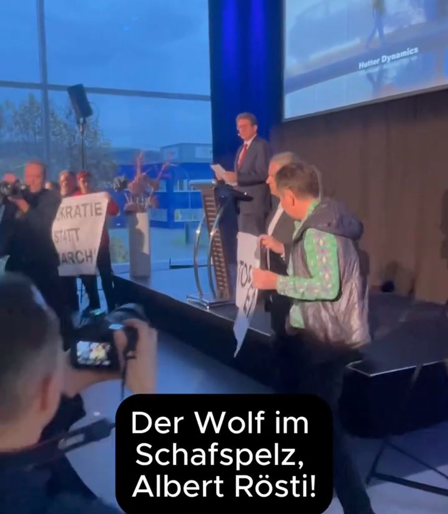 Umweltaktivisten jagten ihn von der Bühne.