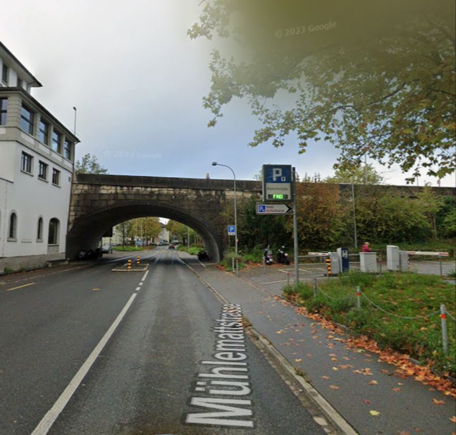 Der Mann warf die Latte von der Brücke auf die darunterliegende Strasse.
