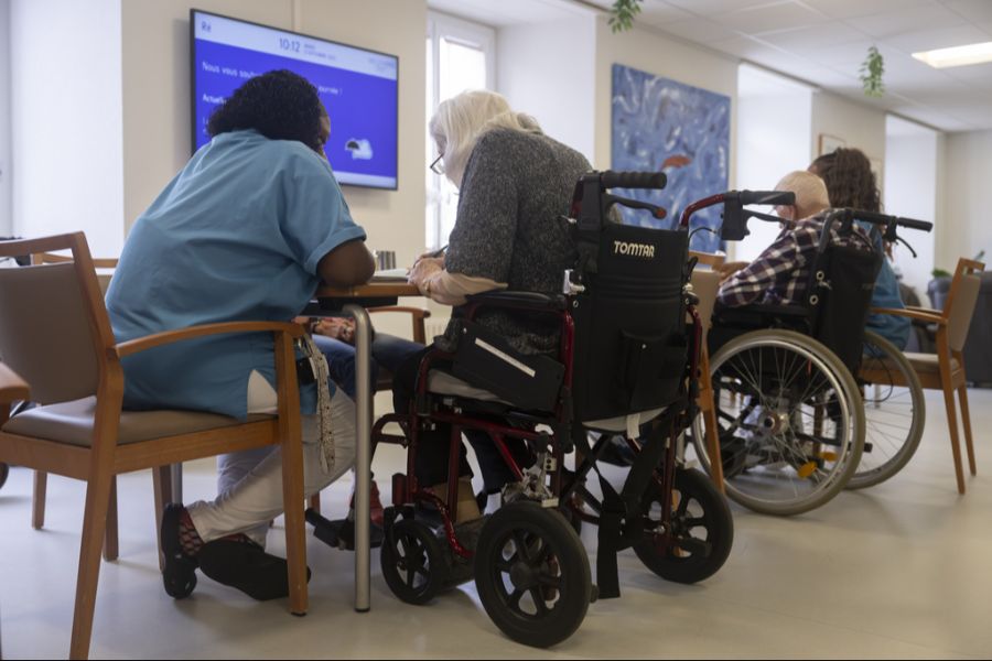 Geflüchtete während ihres Praktikums als Pflegehelfende SRK im Altersheim «Les Lovières» in Tramelan BE.