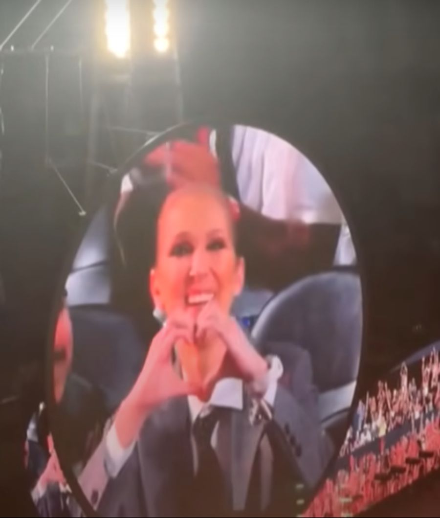 Der erkrankte Superstar freute sich sichtlich und formte mit den Händen ein Herz.