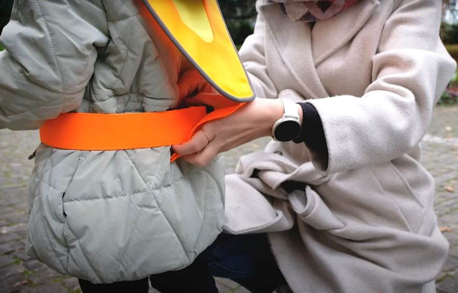 Dabei müssen die Erwachsenen den Kindern helfen.