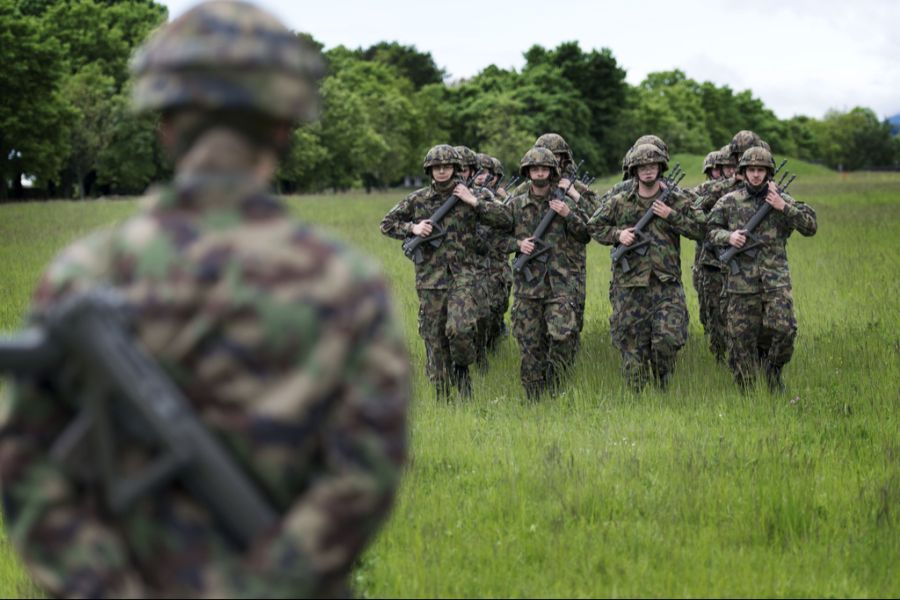 Eine Kommandantin hat im Rahmen einer Zeremonie Infanterie-Rekruten schlagen lassen. (Symbolbild)