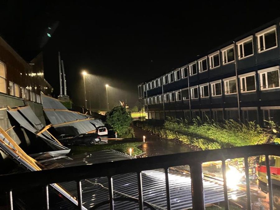 Das Dach liegt über den ganzen Parkplatz verteilt.