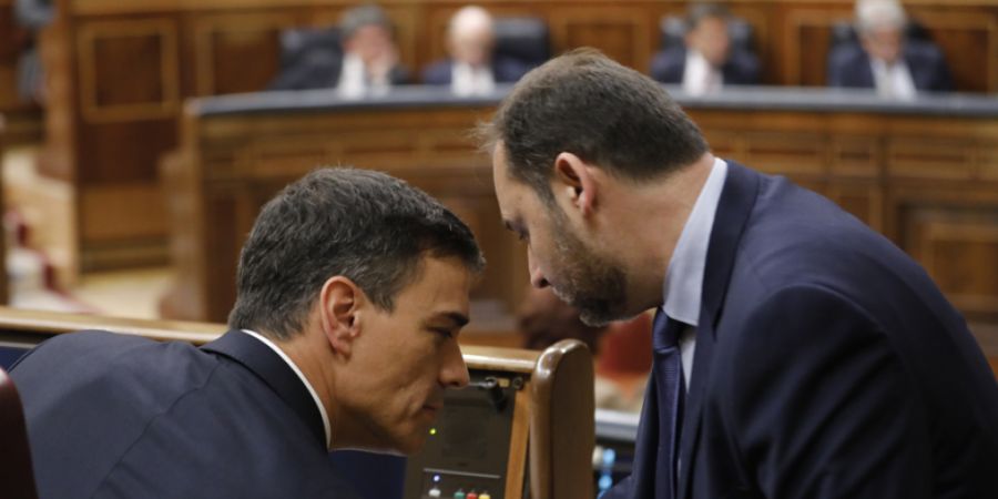 ARCHIV - José Luis Ábalos (r), damaliger Generalsekretär der PSOE, flüstert Pedro Sánchez (l), Vorsitzender der Sozialisten, etwas zu (Archivbild). Foto: Marta Fernández Jara/Euro...