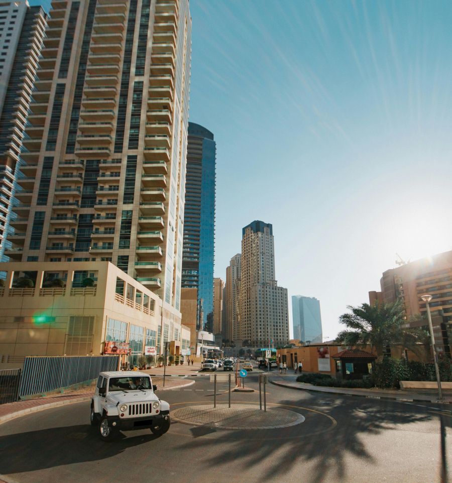 Auch wettert der Moderator gegen Promis, die aus steuerlichen Gründen nach Dubai ziehen.