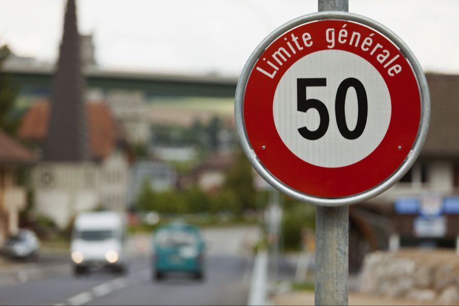 Er fuhr in einer 50er-Zone 77 km/h. (Symbolbild)