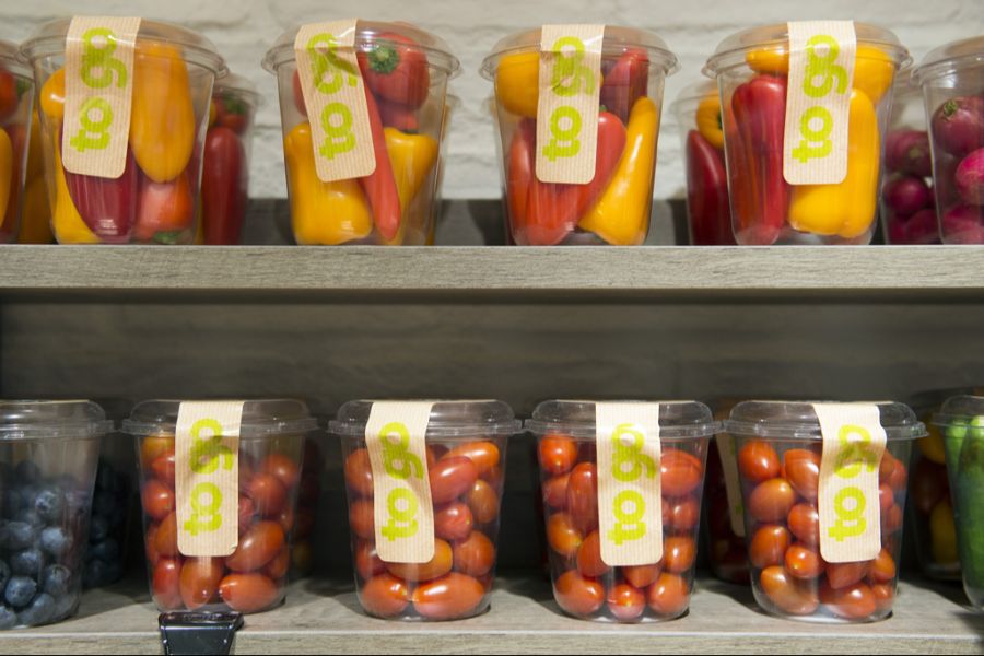 Der Preiskampf zwischen Migros und Coop soll Schweizer Bauern belasten.