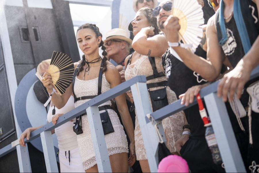 Bei der Hitze versuchen Besucherinnen und Besucher der Street Parade, Abhilfe zu schaffen.