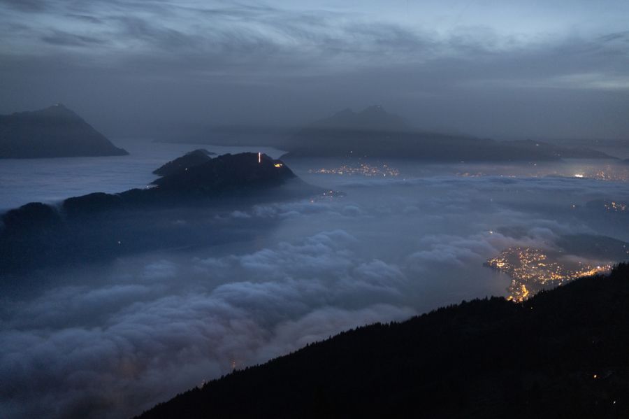 Zum Wochenbeginn erwarten uns auf der Alpennordseite Nebel- oder tiefe Hochnebelfelder. (Symbolbild)