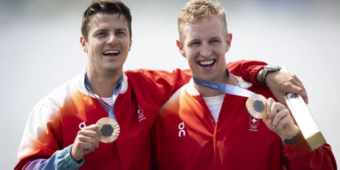Roman Röösli und Andrin Gulich freuen sich über Bronze bei Olympia 2024. Olympia 2024