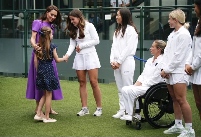 Beobachtern zufolge zeigt Prinzessin Charlotte trotz ihres jungen Alters bereits eine beeindruckende Reife. (Archivbild) Prinzessin Charlotte Wimbledon Händeschütteln
