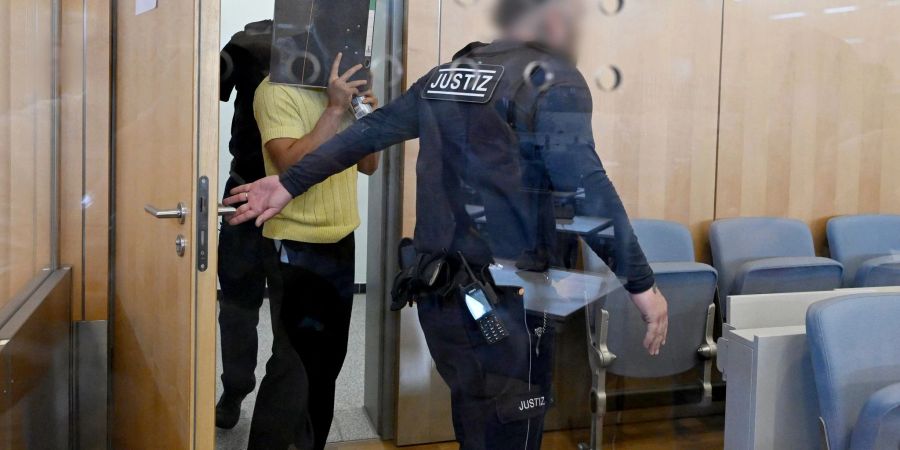 Sie sollen Juden und gemässigte Moslems im Visier gehabt und verschiedene Anschläge diskutiert haben. Sieben mutmassliche Terroristen des Islamischen Staats stehen in Düsseldorf vor Gericht.