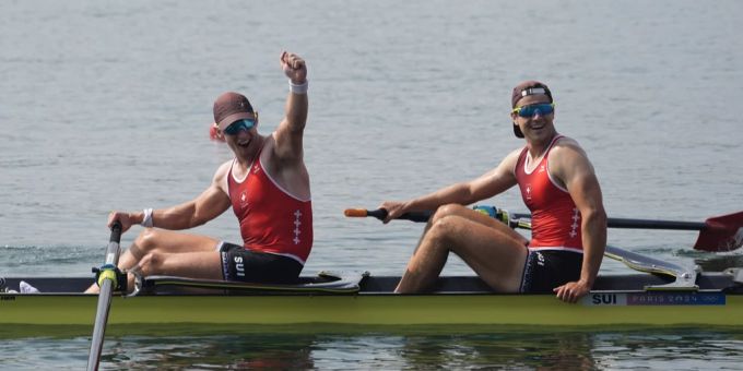 Roman Röösli (r) und Andrin Gulich bejubeln die Bronzemedaille. Röösli ist Sportsoldat. Olympia 2024 Roman Röösli