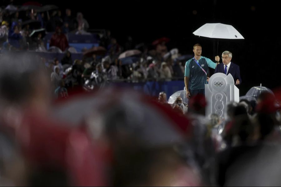 Die mächtigen Redner mussten mit Regenschirmen geschützt werden.