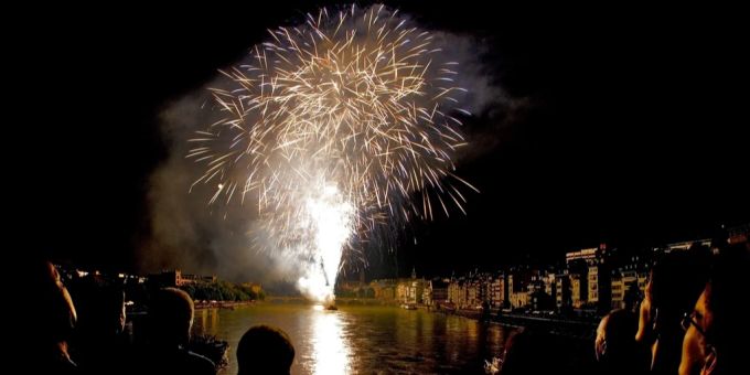 Feuerwerk explodiert bei der Bundesfeier über dem Rhein in Basel. (Archivbild) Basel Feuerwerk Ordnungsbussen