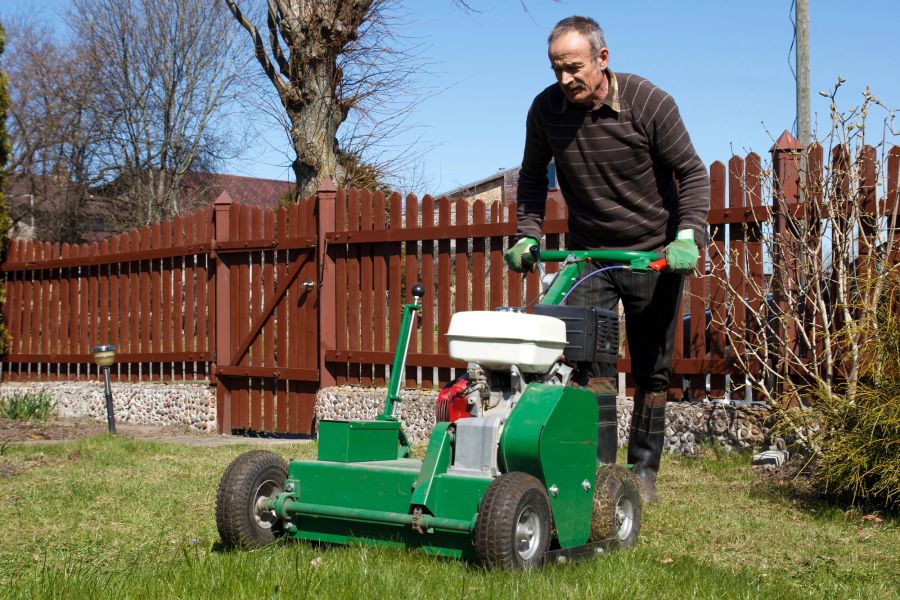 Mann arbeitet im Garten.