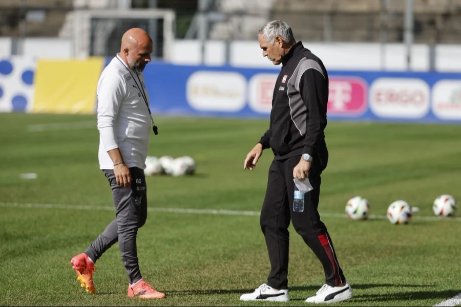 Pierluigi Tami und Assistenztrainer Giorgio Contini begutachten das Grün im Stuttgarter Gazistadion.