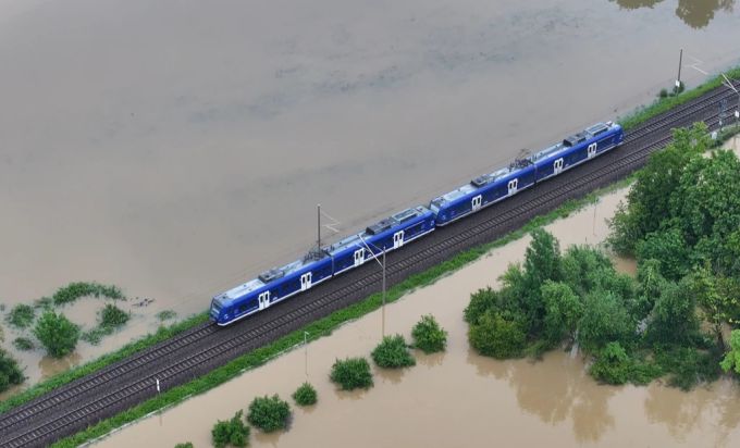 Hochwasser fast bei Zuggleis