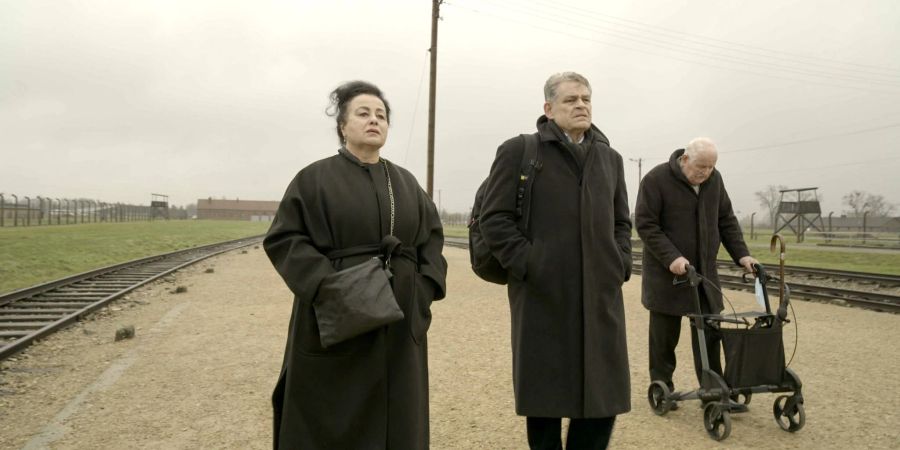 Maya Lasker-Wallfisch (l-r), Kai Höss und Hans Jürgen Höss in einer Szene des Films «Der Schatten des Kommandanten».