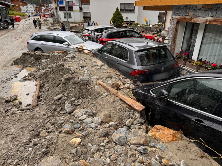 Das Auto des 86-Jährigen wurde durch die Geröllmassen zerstört.