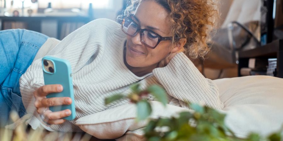 Frau mit Brille, Smartphone