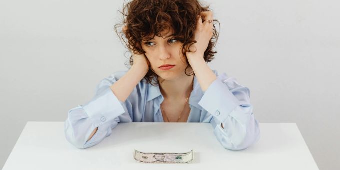 Eine Baslerin erzählt über ihr Leben als Psychotherapeutin in Ausbildung: «Ich bin sehr oft ausgelaugt und erschöpft, doch die grösste Sorge ist das Finanzielle.» (Symbolbild) Traurige Frau vor Geldschein