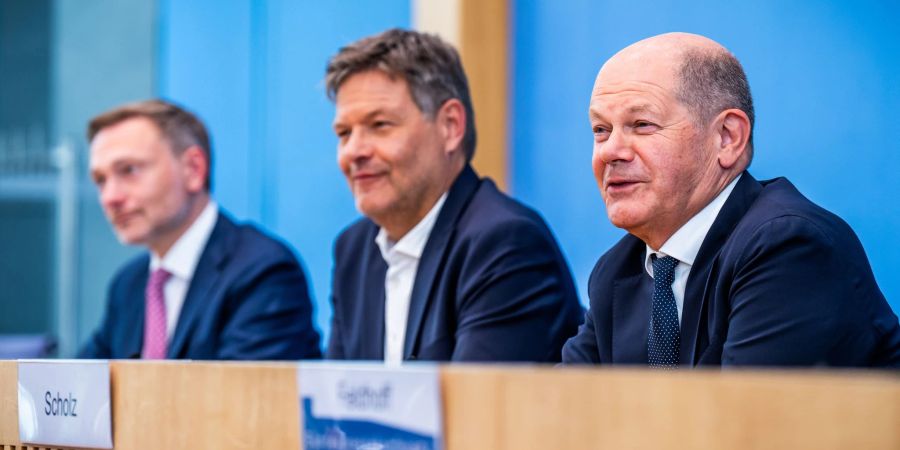 Scholz, Habeck und Lindner mit unterschiedlichen EM-Tipps