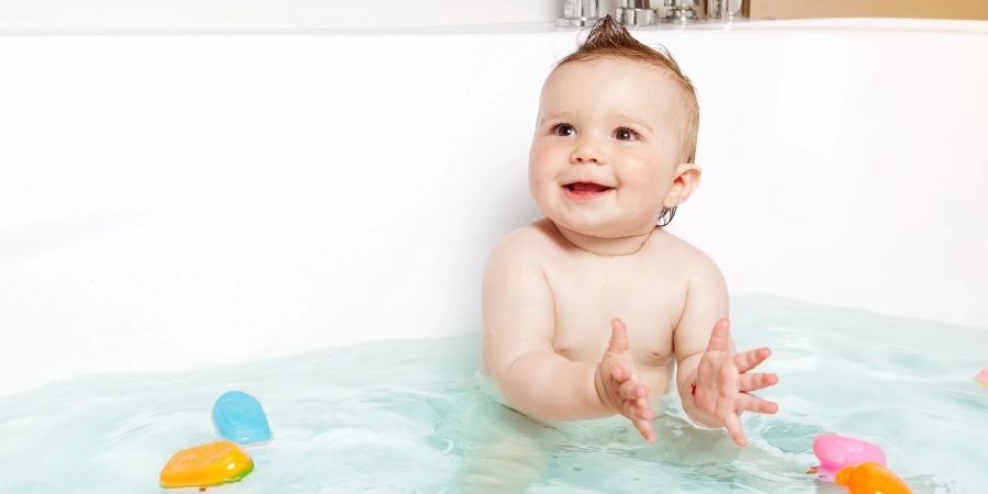 lachendes Baby in der Wanne