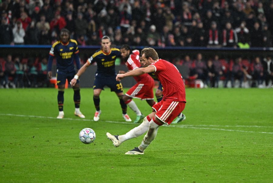 Harry Kane (33) verwandelt in der 61. Minute den Handelfmeter zum 2:1 für Bayern gegen Arsenal.