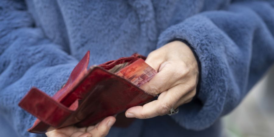 Die Bezahlung mit Bargeld soll gemäss einer Initiative in Graubünden in öffentlichen Betrieben möglich bleiben. (Symbolbild)