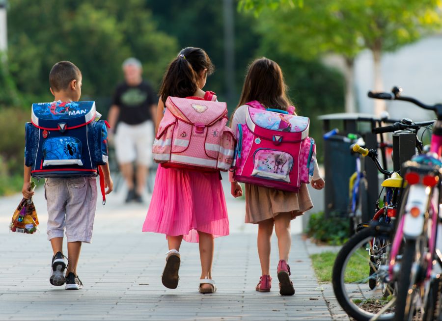 Kinder, die viel draussen spielen oder einen aktiven Schulweg haben, haben mehr Bewegungsfähigkeiten.
