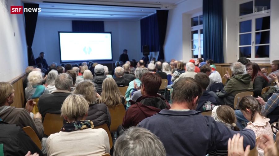 Die Gemeinde Domleschg informierte die rund 150 Einwohnerinnen und Einwohner von Feldis und Scheid am Montagabend über die Wasserknappheit. Die Sorge im Dorf ist gross.