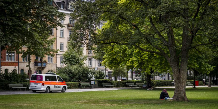 Ein Paar soll einen Mann von der Bäckeranlage gelockt haben, um ihn auszurauben. Vor Gericht bestritten sie diese Absicht und einen Angriff mit einem Messer. (Archivbild)
