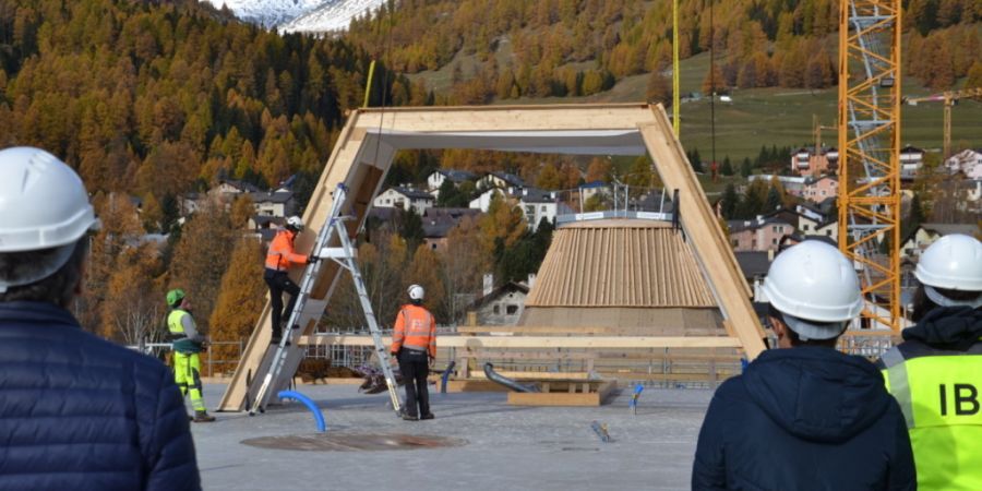 Eine der Kuppeln auf dem Dach des «Innhub» im engadinischen La Punt nimmt Gestalt an. Die Bauarbeiten starteten im Frühjahr 2025. Das Innovationszentrum soll im Sommer 2028 bezugsberei...