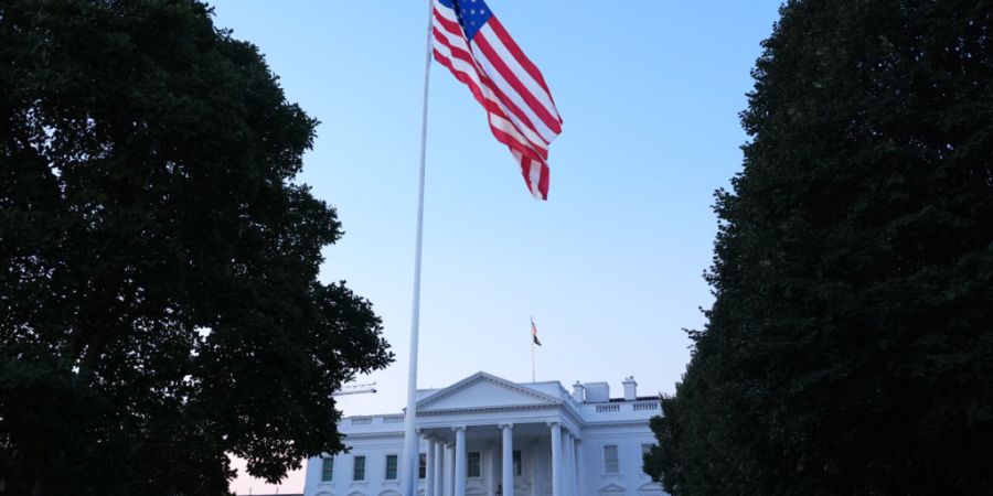 Die US-amerikanische Flagge weht auf dem Nordrasen des Weißen Hauses in Washington. Foto: Mark Schiefelbein/AP/dpa