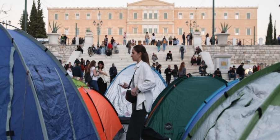 Studierende demonstrieren auf dem Syntagma-Platz und bilden ein Zeltlager aus Protest gegen hohe Miet- und Wohnkosten. Foto: Socrates Baltagiannis/dpa