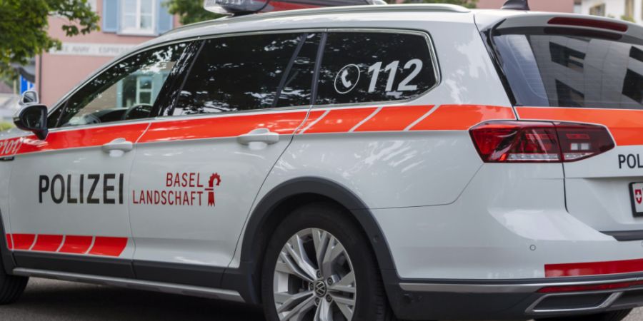 Eine Patrouille der Polizei Basel-Landschaft stellte das Fahrzeug vor dem Belchentunnel auf der falschen Fahrbahn fest. (Symbolbild)