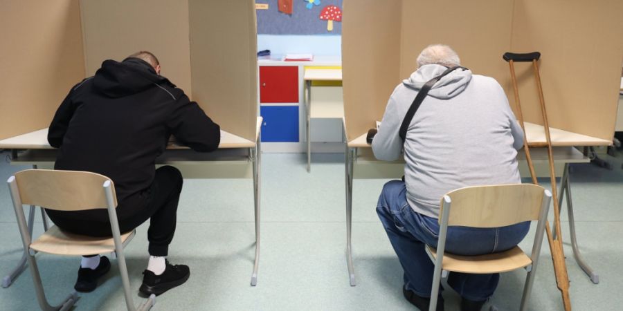 Bei den Parlamentswahlen geben Wähler ihre Stimmen ab. In dem Balkanland, das in die EU strebt, werden Institutionen auf sechs Ebenen gewählt. Bestimmt werden die Zusammensetzungen de...