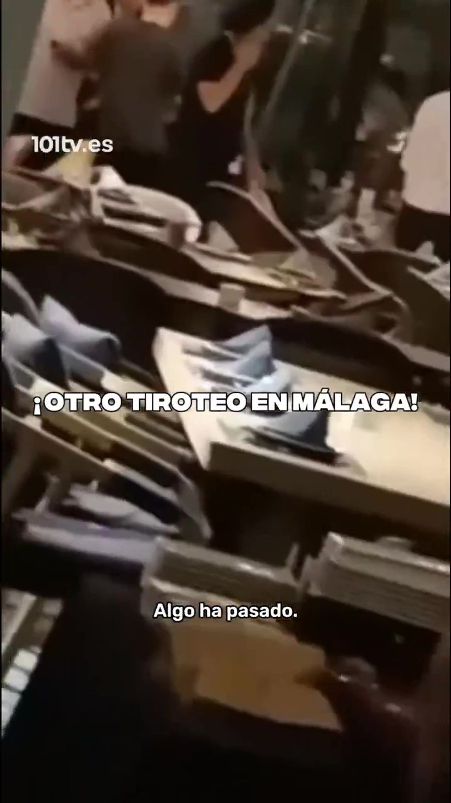 Augenzeugenvideo zeigt den Moment der Panik: Gäste in der Lounge Bar Plaza realisieren, dass am Muelle Uno in Malaga geschossen wurde.