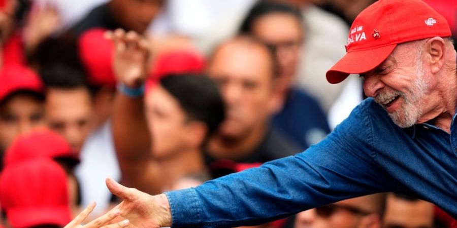 dpatopbilder - Der brasilianische Präsident Luiz Inácio Lula da Silva begrüßt während seiner Wahlkampfveranstaltung einen Anhänger. Foto: Natacha Pisarenko/AP/dpa