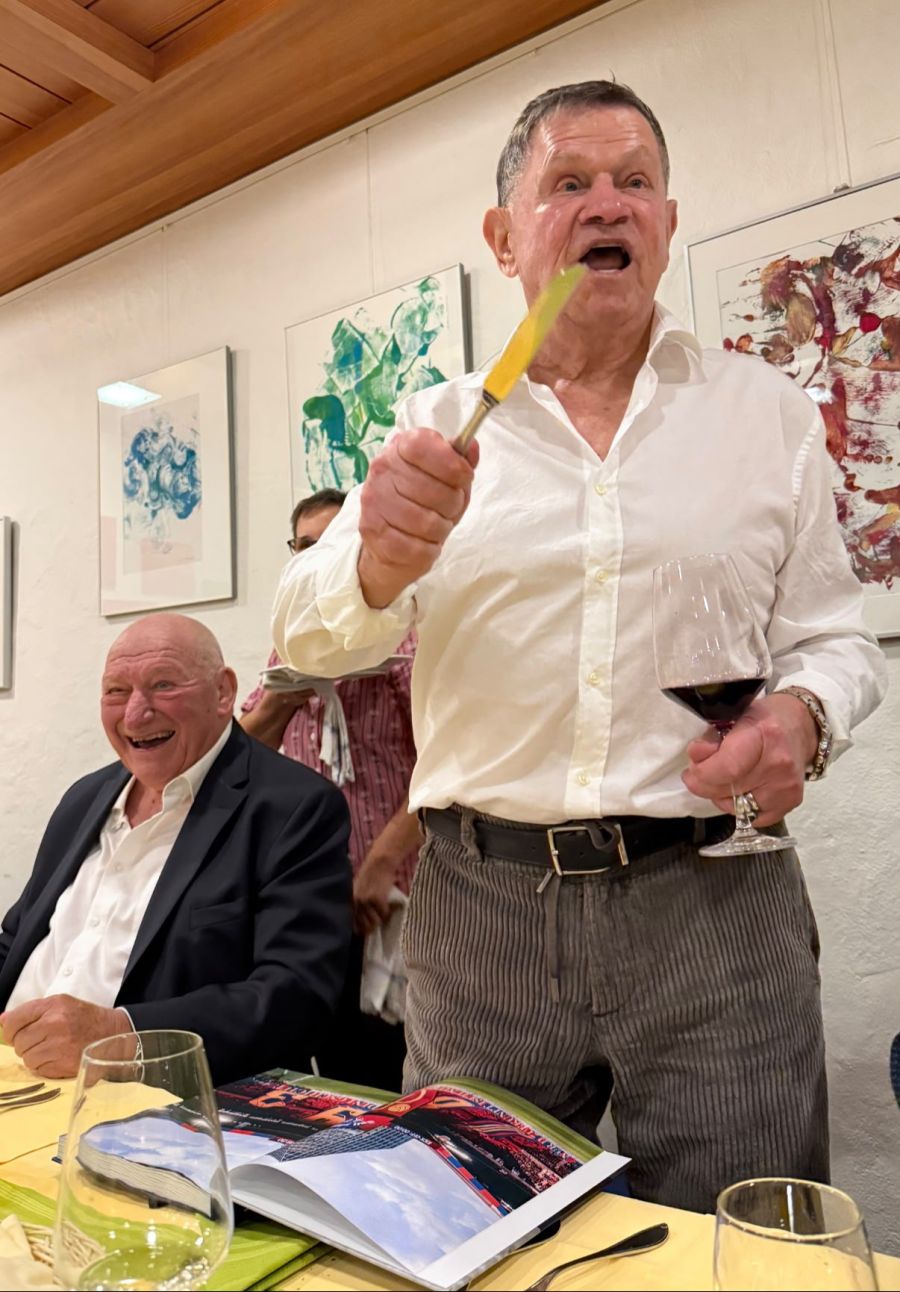 Gastgeber Werner «Höfi» Hofstetter in seinem Element bei einer Ansprache an seine Gäste.