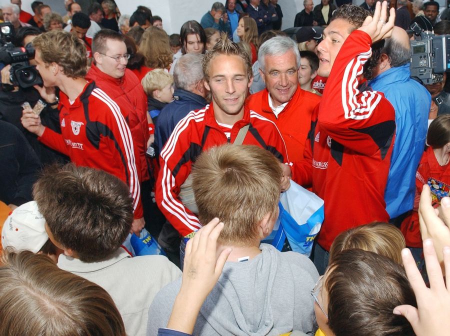 23. September 2004: Die Thun-Spieler und Trainer Hanspeter Latour (2. von rechts) verteilen nach dem Sieg gegen Basel «Basler Läckerli» an die Fans. Die Aktion ging um die Welt.