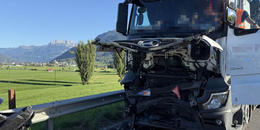 Die Linthstrasse blieb für die Rettungsarbeiten und die Spurensicherung bis Mitternacht gesperrt.