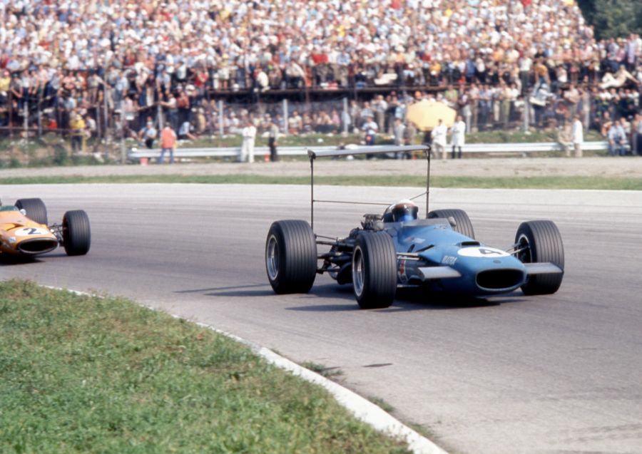 Ein Sonderfall in dieser Liste ist Matra: Jackie Stewart wurde 1969 am Steuer von Matra-Chassis Formel-1-Weltmeister – aber mit Cosworth-Motoren ...