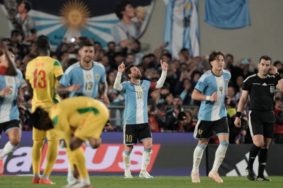 Bei seinem Abschiedstreffer lässt sich Lionel Messi entsprechend feiern.