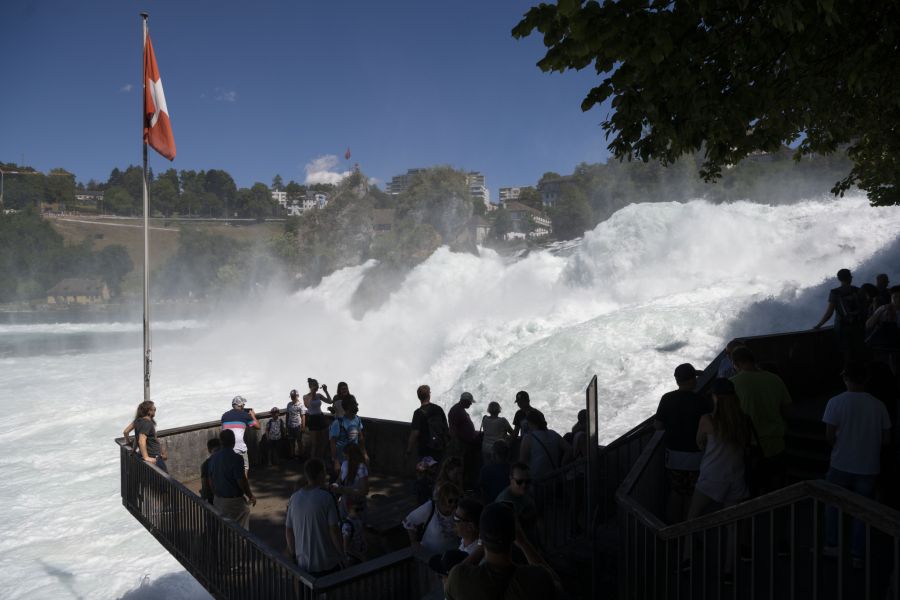Normalerweise zeigt sich der Rheinfall als tosendes Naturschauspiel und auf dem Känzeli kann man auch mal nass werden. (Archivbild)