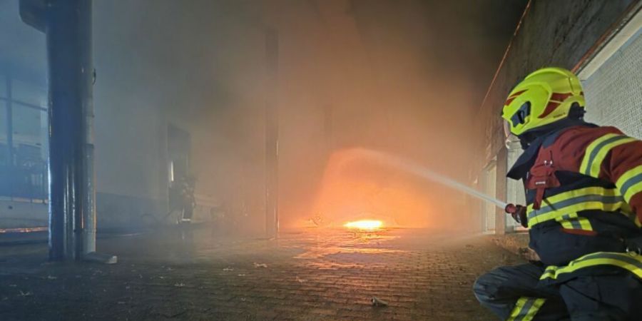 15 Feuerwehrleute standen im Einsatz, um den Fahrzeugbrand zu löschen.